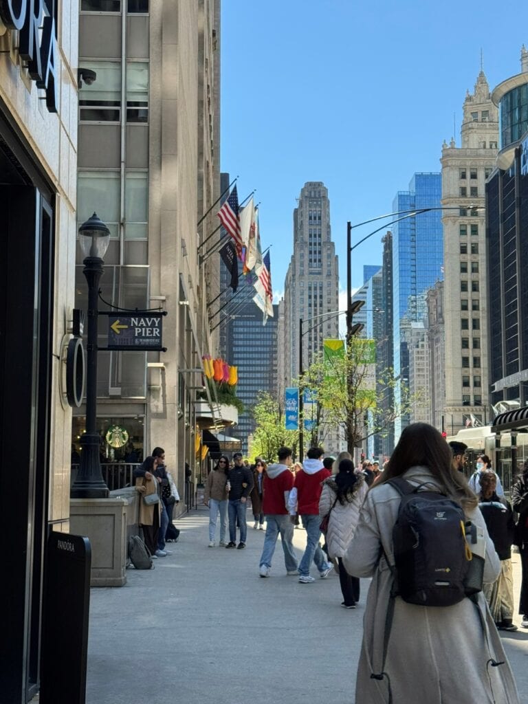 busy sidewalk in Chicago downtown area