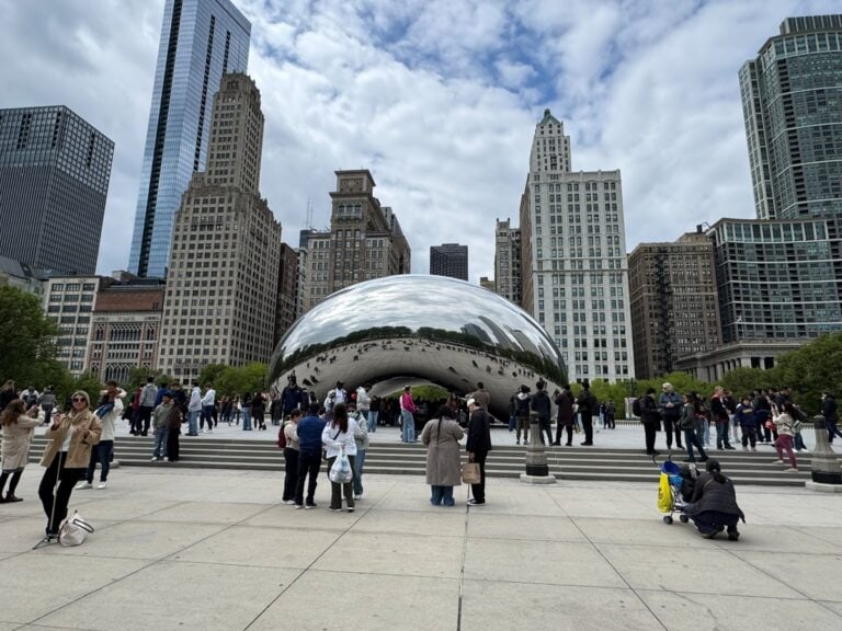 Cloud gate bean in chicago downtown