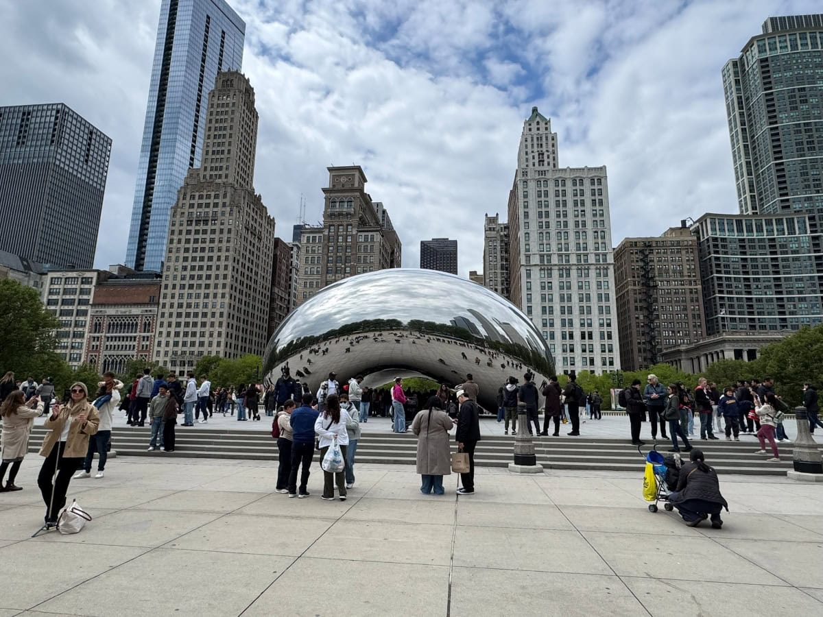 Cloud gate bean in chicago downtown